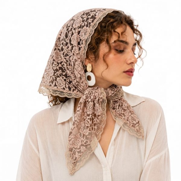 اسکارف مثلثی گیپور برجسته مخمل روی تور، رنگ کرم با توناژ قهوهای و حاشیه دانتل. قاعده ۱۳۵ و ارتفاع ۴۵ سانتیمتر؛ مناسب استایل روی سر و استایلهای خاص.