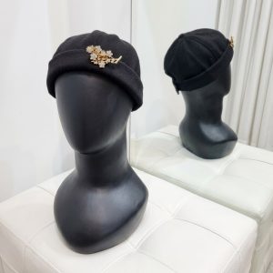 عنوان سئو شده محصول: کلاه لئونی زنانه مجلسی با تزئین گل نگین‌دار (کلاه داکر)