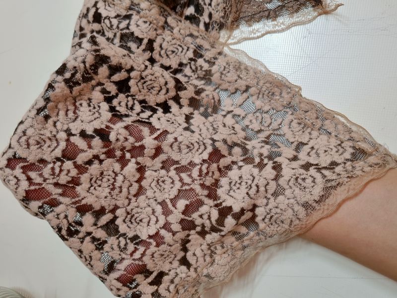 اسکارف مثلثی گیپور برجسته مخمل کرم دور دانتل - تصویر 2