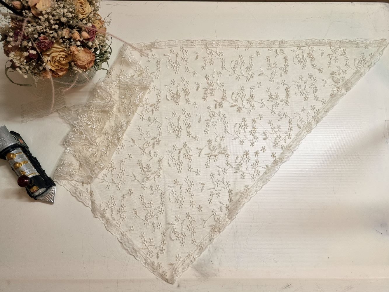 اسکارف گیپور شایندار نباتی (کرهای) با سوزندوزی و دور دانتل - تصویر 2